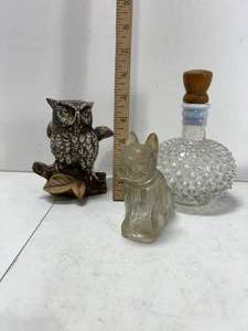 lot 184 image: VINTAGE HOBNAIL PERFUME BOTTLE WOOD STOPPER, GLASS DOG FIGURE, HORNED OWL