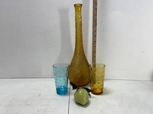 lot 185 image: RETRO GLASS VASE, TWO BUBBLE GLASSES AND FRUIT