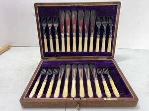 lot 198 image: VINTAGE WALKER & HALL OF SHEFFIELD FLATWARE SET