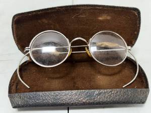 lot 199 image: VINTAGE WIRE RIM GLASSES IN CASE