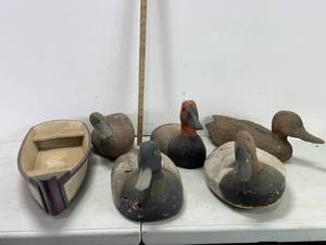 lot 51 image: VINTAGE DUCK DECOYS AND DECOR BOAT