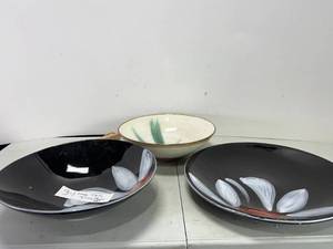 lot 52 image: LARGE DECORATIVE SERVING BOWLS