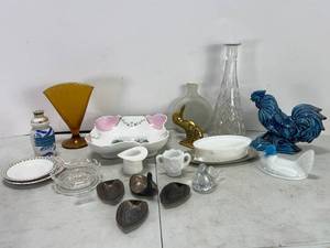 lot 57 image: MID CENTURY AMBER ETCHED FAN VASE, VICTORIAN SERVING DISH, INARCO BLUE INDIGO STRUTTING ROOSTER AND MORE