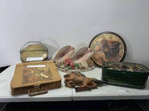 lot 65 image: VINTAGE BUTTONS, SHELL LIGHT, ART TRAY, HORSE DECOR AND MORE