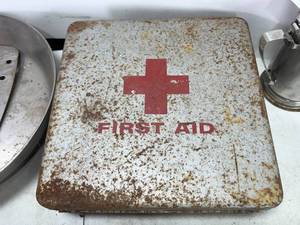 lot 68 image: METAL LOT INCLUDING CAST IRON CORN BREAD PANS