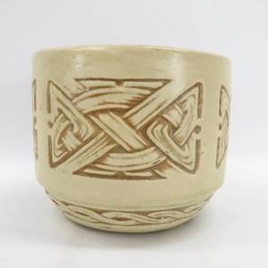 lot 80 image: Weller Pottery 1914 Clinton Ivory Celtic Knot Planter
