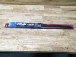 lot 78 image: Peak Performance Hybrid Wiper Blade 24 inch