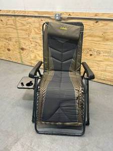 lot 172 image: CABELAS Reclining Lawn Chair with Side Table