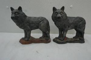 2 Wolf Figures