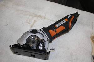 lot 787 image: Worx 3-38 20V Circular Saw WX523L.9