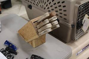 lot 806 image: Knife Set 8-piece - Knives and Wood Knife Block