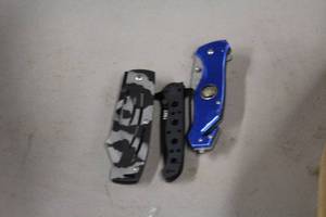 lot 807 image: Lot of (3) Assorted Folding Knives with Belt Clip