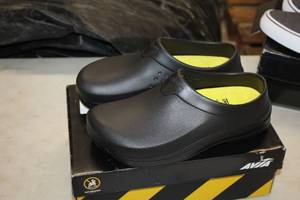 lot 819 image: Avia Avi-Flame Size 8 Womens Slip Resistant Moccasins
