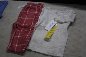 lot 822 image: Carters 44A Girls Outfit Set - Top & Bottom