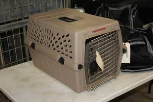 lot 809 image: Petmate Deluxe Pet Porter Jr. Pet Carrier