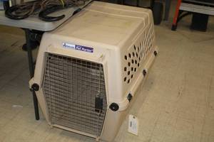 lot 810 image: Petmate Deluxe Pet Porter Pet Carrier