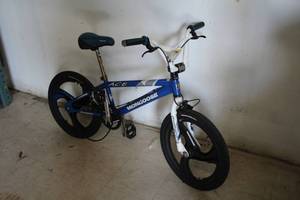 lot 846 image: Mongoose Ace 16 Boys Single-speed BMX Bike 11 BlueWhiteBlack Frame