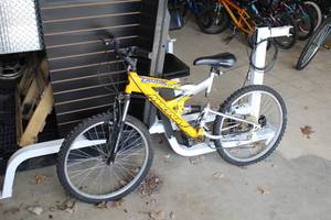 lot 863 image: Magna Exitor Series 20 Boys Trail Bike 18 BlackYellowSilver Frame