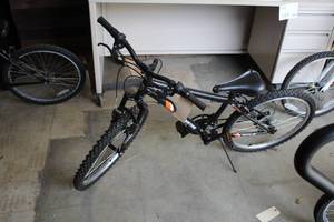 lot 864 image: Roadmaster 20 Boys Trail Bike 16 BlackOrangeWhite Frame