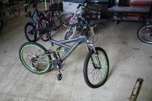 lot 856 image: Magna 20 Mens Trail Bike 18 GreenBlack Frame