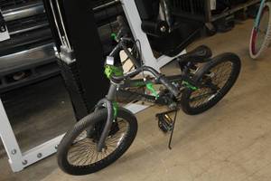 lot 855 image: Razor Pro Series 16 Boys BMX Bike 11 GreenBlackWhite Frame