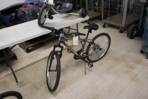 lot 857 image: Roadmaster Granite Peak 20 Boys Trail Bike 14 BlackGrey Frame