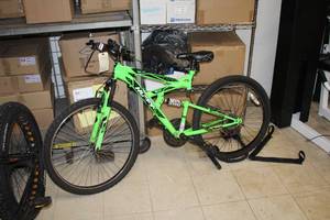 lot 872 image: Huffy Rock Creek 22 Mens Trail Bike 18 GreenBlack Frame