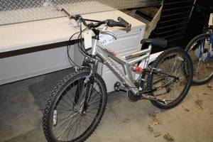 lot 870 image: Magna AL 26 Aluminum Series 22 Womens 21-speed Trail Bike 19 SilverBlack Frame
