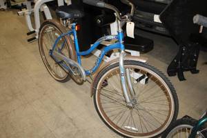 lot 874 image: Huffy Sante Fe 22 Womens Single-speed Street Bike 20 BlueWhiteSilverBlack Frame
