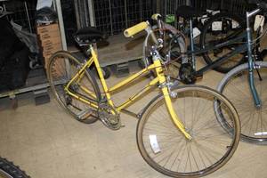 lot 876 image: Free Spirit Sunbird 24 Womens Street Bike 21 YellowWhiteBlack Frame