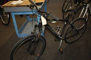 lot 881 image: Trek 3 Series 22 Mens Trail Bike 18 BlackSilverWhite Frame