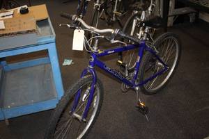 lot 882 image: Giant Rincon 18 Mens Trail Bike 22 BlueWhiteBlack Frame