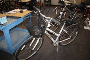 lot 883 image: Trek 7500 24 Womens Street Bike 20 WhiteBlackGold Frame