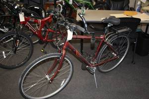 lot 887 image: Globe 24 Mens Trail Bike 22 Red-BronzeBlackOrange Frame