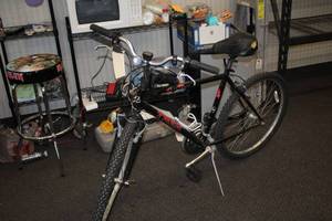 lot 889 image: Trek Sport 22 Mens Trail Bike 20 BlackRedWhite Frame