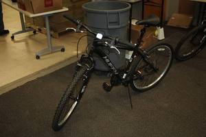 lot 891 image: Huffy 22 Womens Trail Bike 20 BlackSilver Frame