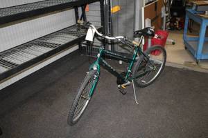 lot 890 image: Huffy Extreme Track 22 Womens 21-speed Trail Bike 20 GreenSilver Frame