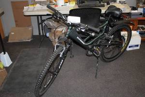 lot 892 image: Schwinn Impact 22 Mens Trail Bike 20 GreenWhite Frame