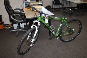 lot 893 image: Trek Marlin 24 Mens Trail Bike 22 GreenWhiteBlack Frame