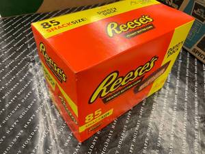 lot 28 image: Reeses Pantry Pack 85 Snack size  2.75 LB Box