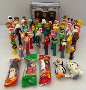 lot 232 image: Misc. Vintage Pez Dispensers