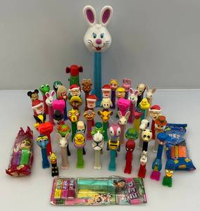 lot 233 image: Misc. Vintage Pez Dispensers