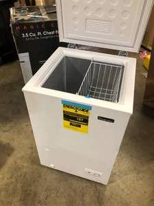 Magic Chef 3.5 cu. ft. Manual Defrost Chest Freezer in White