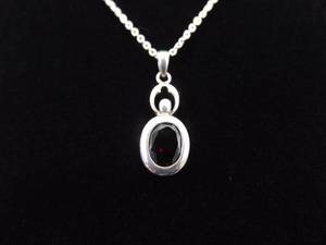 .925 Sterling Silver Facetted Garnet Pendant Necklace