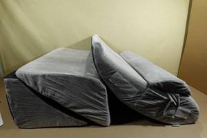 lot 8 image: 4-Piece Orthopedic Bed Wedge Pillow Set