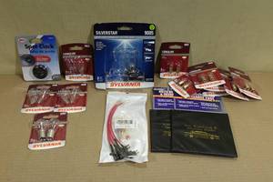 lot 82 image: Assorted Car Bulbs with Clock & Insurance Holders