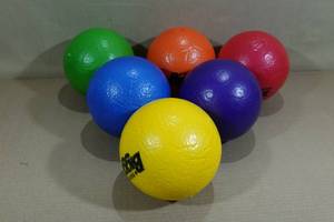 lot 132 image: 6 Biggz 6 IndoorOutdoor Skin Foam Dodge Balls