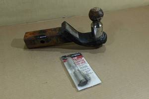 lot 211 image: Hitch with 14 Trailer Coupler Pin Lock