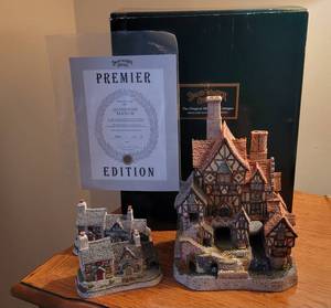lot 13 image: David Winter Quindene Manor Cottage in Box with Certificate and 2 smaller Cottages