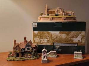 lot 55 image: Liliput Westminister Abbey & Cottage